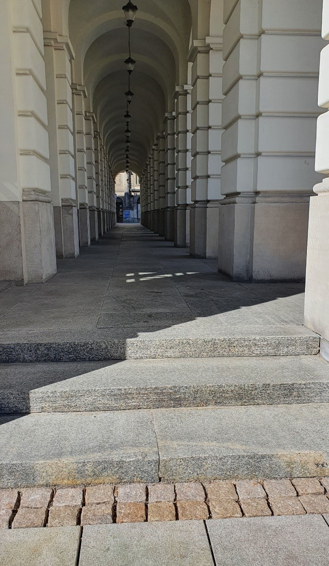 Wejście do Pałacu Staszica – trzy stopnie