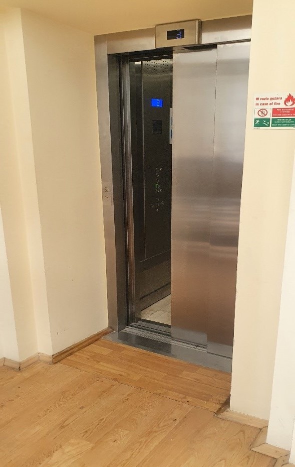 Wyjście z windy osobowej na trzecim piętrze