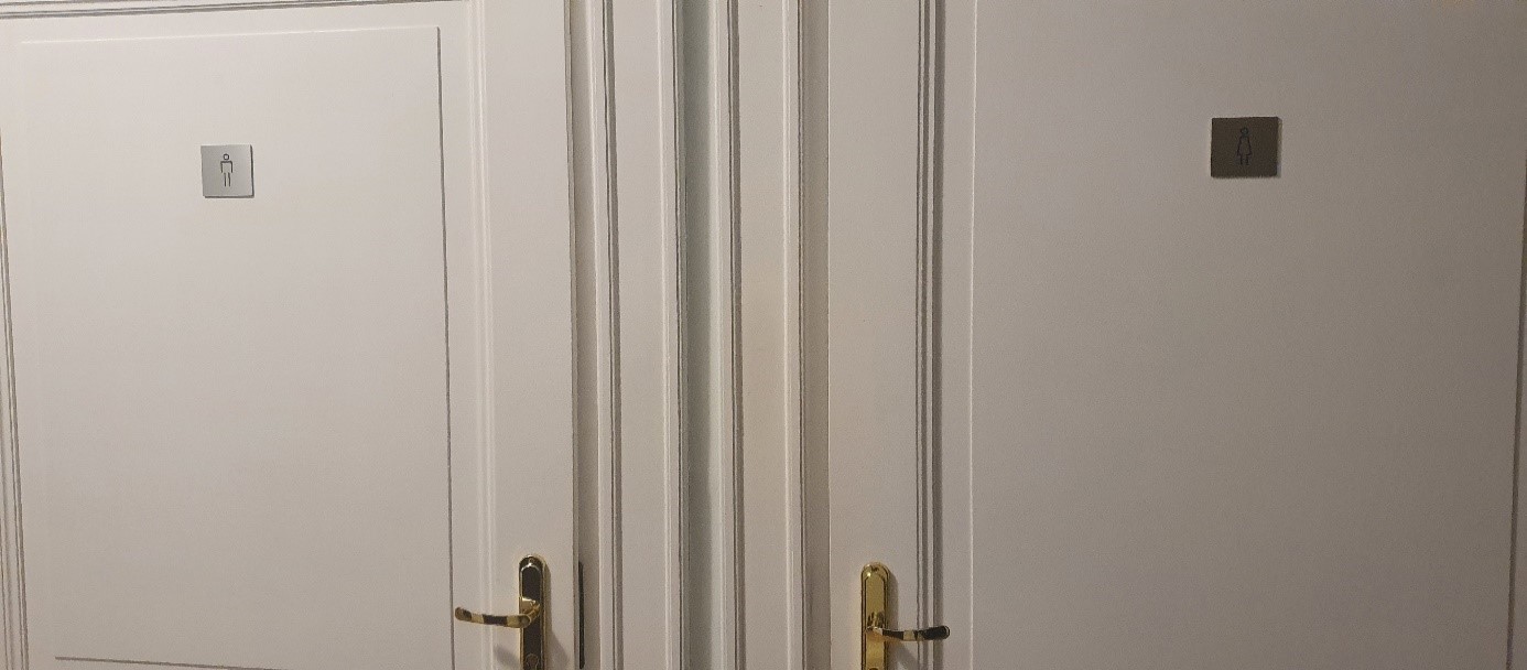 Toalety damska i męska - drzwi