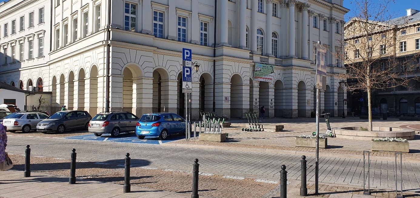 Miejsca parkingowe dla osób niepełnosprawnych pod Pałacem Staszica od strony ul. Mikołaja Kopernika