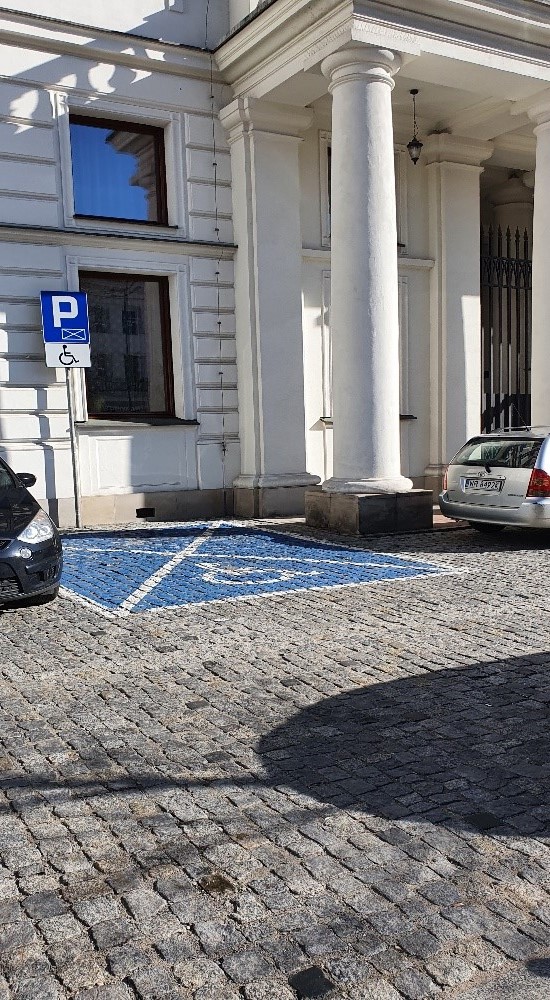 Miejsce parkingowe dla osób niepełnosprawnych pod Pałacem Staszica od strony ul. Świętokrzyskiej