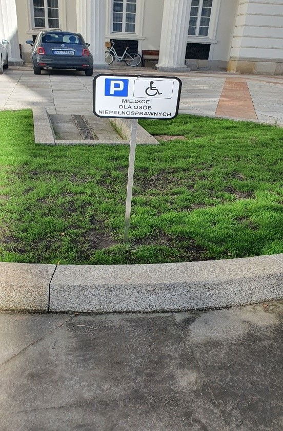 Miejsce parkingowe dla osób niepełnosprawnych na dziedzińcu wewnętrznym Pałacu Staszica