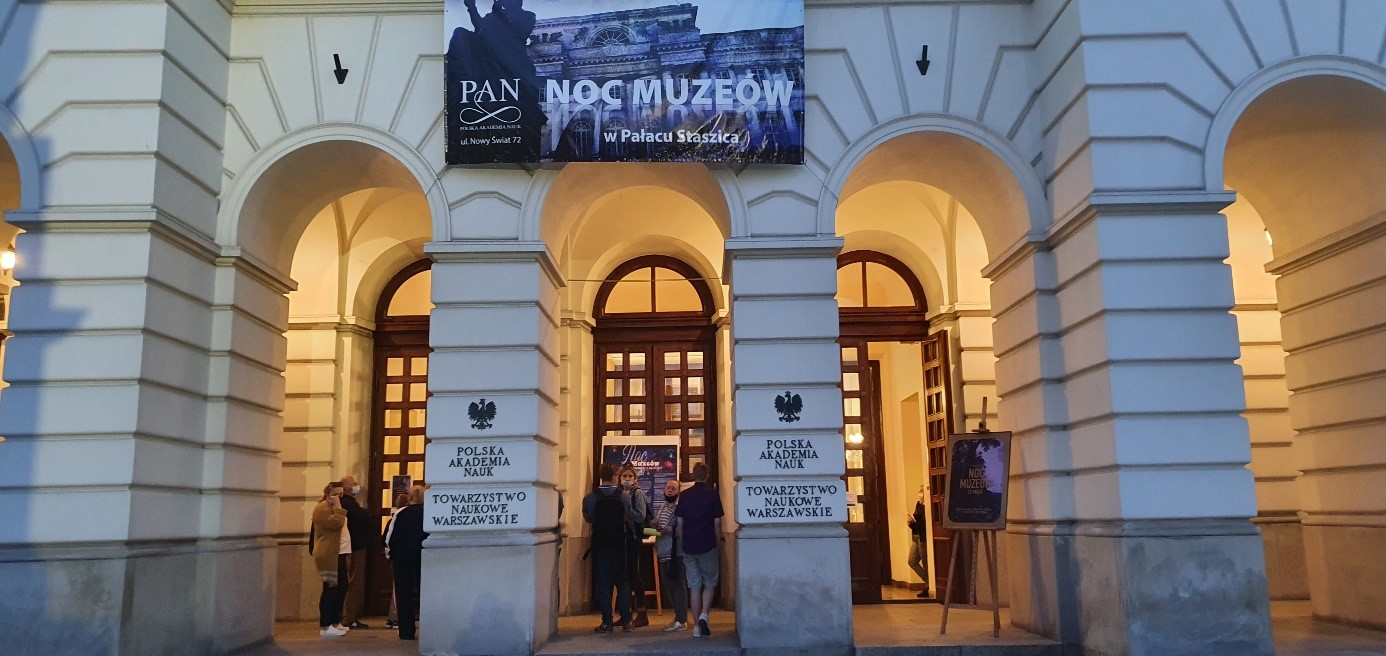 Wejście główne do Pałacu Staszica - noc muzeów