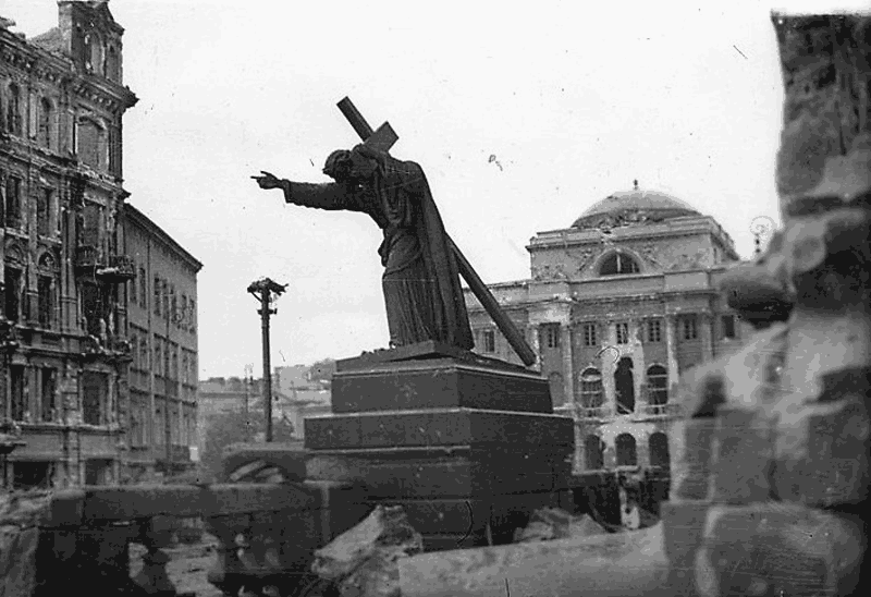 Widok sprzed kościoła Św. Krzyża w kierunku Pałacu Staszica, koniec VIII 1944