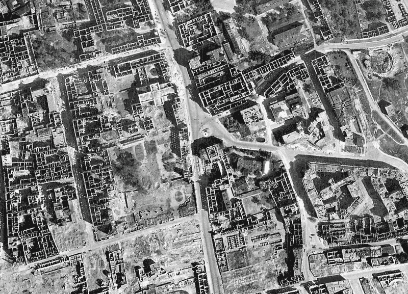 Pałac Staszica – w centralnej części zdjęcia, 1945