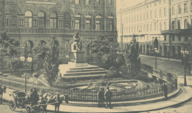 Pomnik Kopernika w czasie przebudowy Pałacu Staszica na cerkiew Św. Tatiany Rzymianki