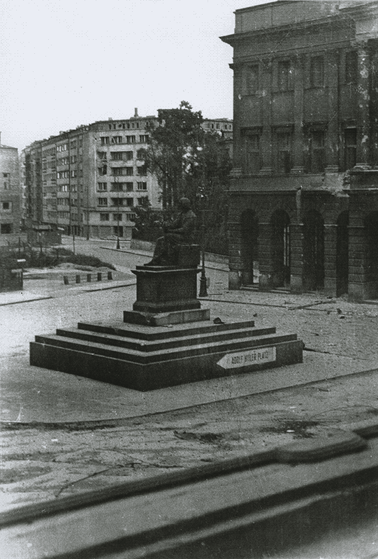 Pomnik Mikołaja Kopernika zniszczony w czasie II wojny światowej