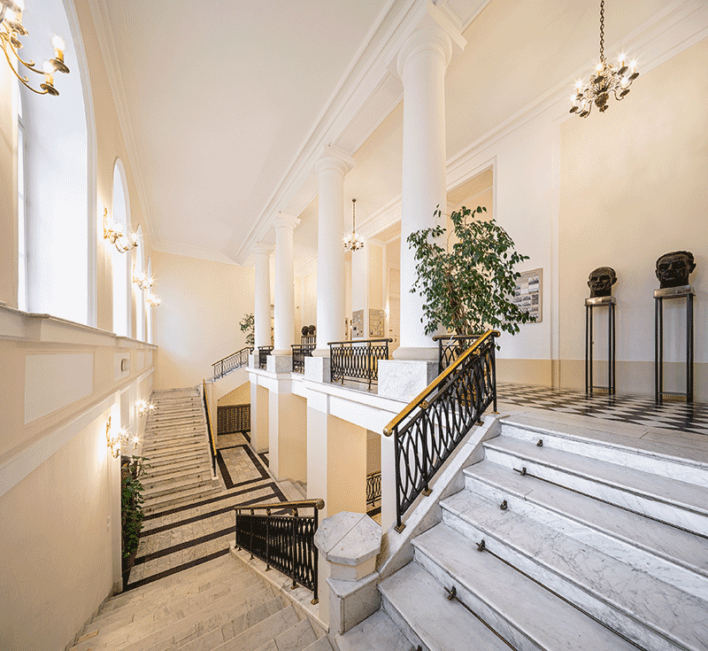 Hol pierwszego piętra wraz z klatką schodową w Pałacu Staszica, widok ściany południowej, 2020, fot. M. Czechowicz